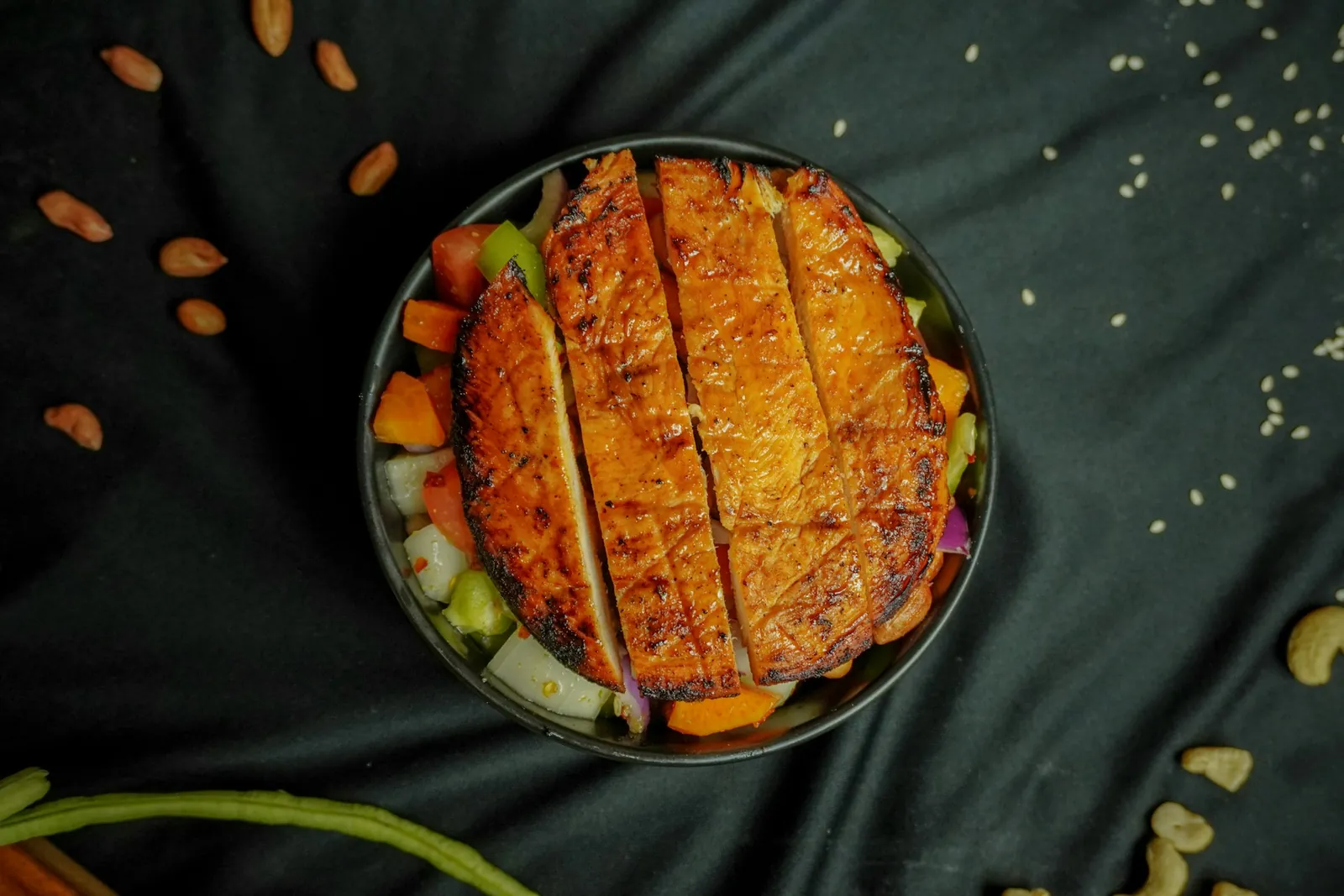 Refeição leve com frango grelhado e legumes