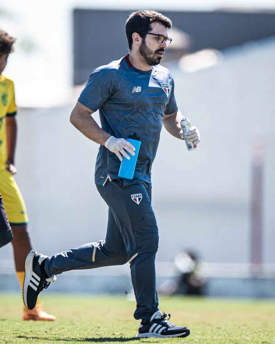 Dr. Rodrigo Ruas entrando em campo